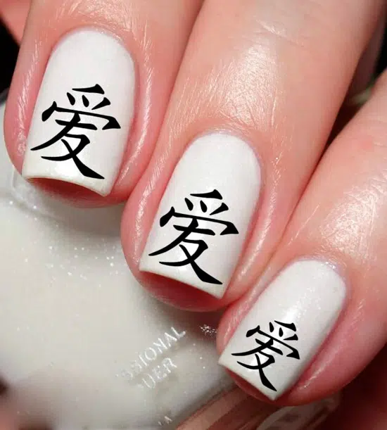 белый маникюр с черными иероглифами на квадратных ногтях средней длины