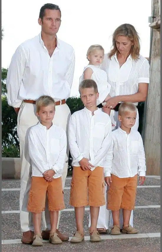 королевские дети в свободных белых рубашках и бежевых шортах