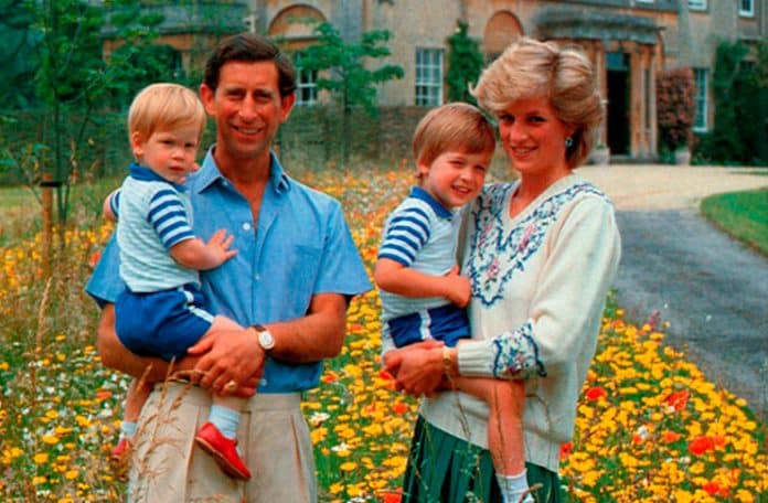 Милота по-королевски: 12 фото, когда королевские дети носили одинаковую одежду