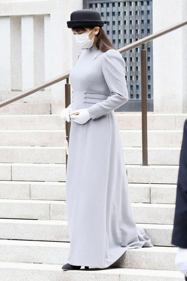 Японская принцесса Мако в белых перчатках и веером