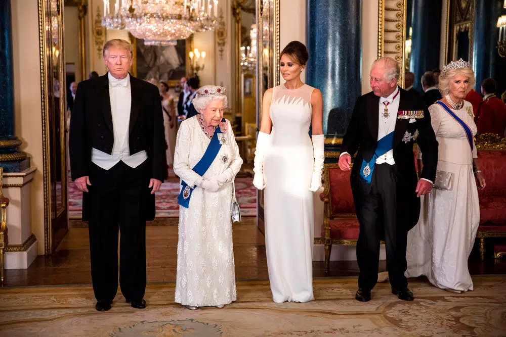 Мелания Трамп в элегантном белом платье на приеме у королевы
