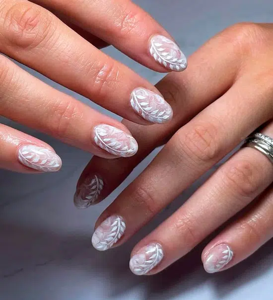 Белый маникюр с цветочным принтом на овальных ногтях средней длины