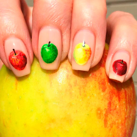 Бежевый маникюр с яблочным принтом на ногтях средней длины
