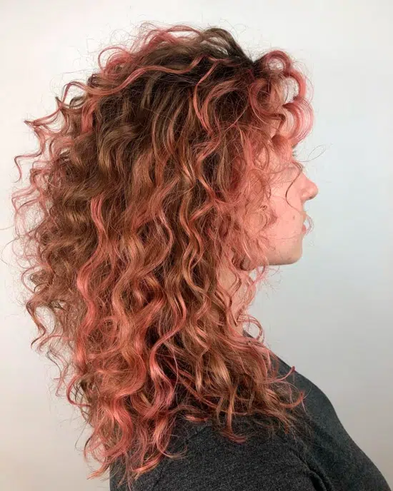 Блики розового золота на длинных кудрявых волосах
