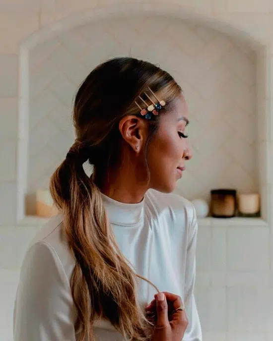 Девушка с простым хвостиком на длинных волосах