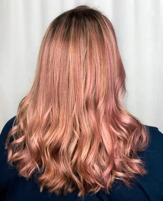 Стрижка с розовым мелировнием на светлых волосах средней длины