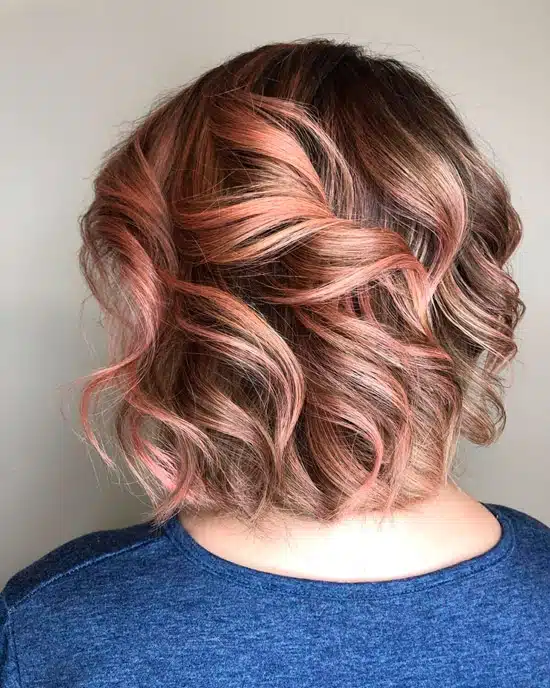 Девушка с розовым оттенком на коротких светлых волосах