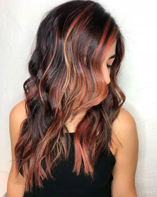 Прическа с темными волосами с рыжими бликами