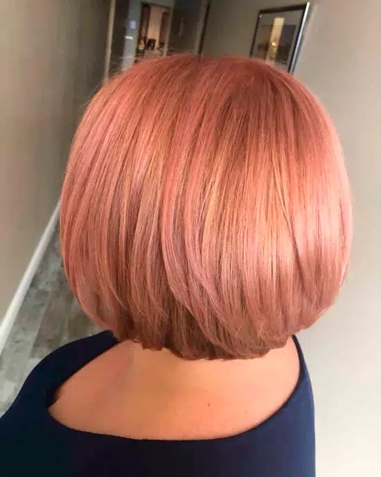 Девушка со стрижкой боб на светлых розовых волосах