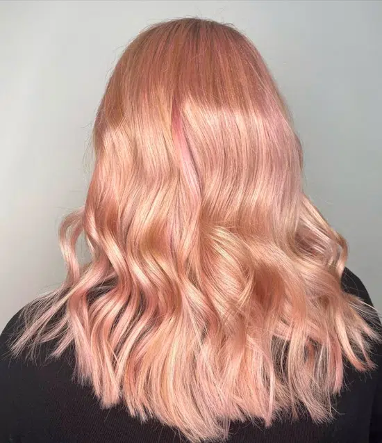 Прическа со светлыми волосами с розовым оттенком