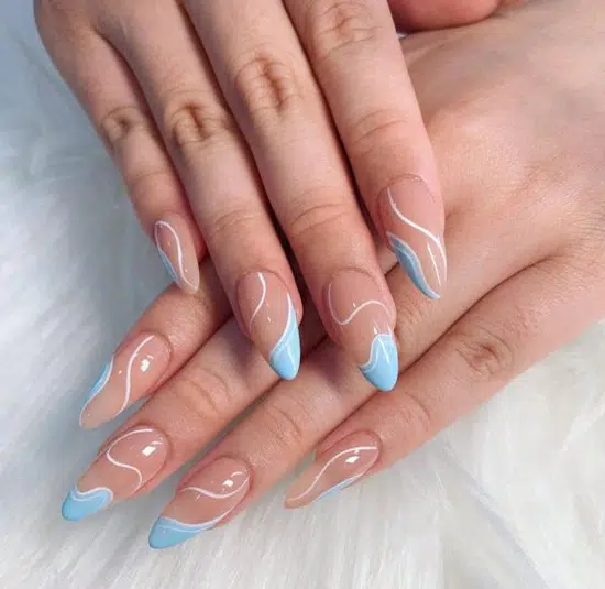 Голубой френч с волнами на ухоженных длинных ногтях