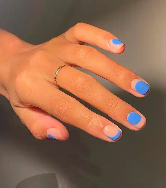 Голубой маникюр на коротких квадратных ногтях