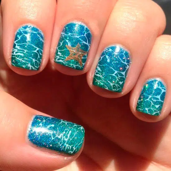 Голубой морской маникюр с рисунком на коротких квадратных ногтях