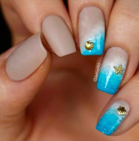 Голубой морской маникюр с золотыми украшениями на квадратных ногтях средней длины