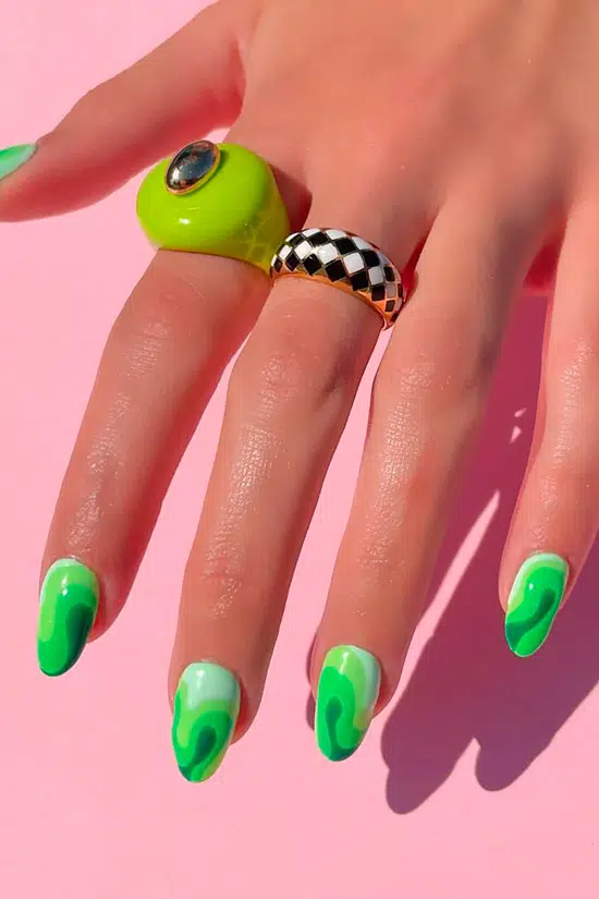 Градиентный маникюр зеленого цвета на овальных ногтях