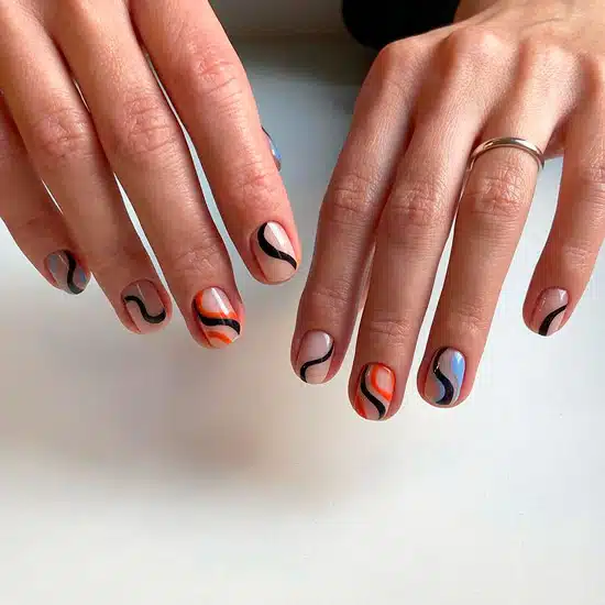Интересный маникюр с разноцветными линиями на коротких натуральных ногтях