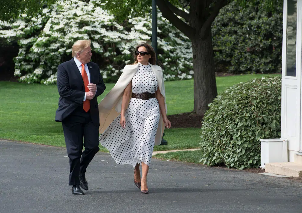 Мелания Трамп в белом платье украшенном горошком