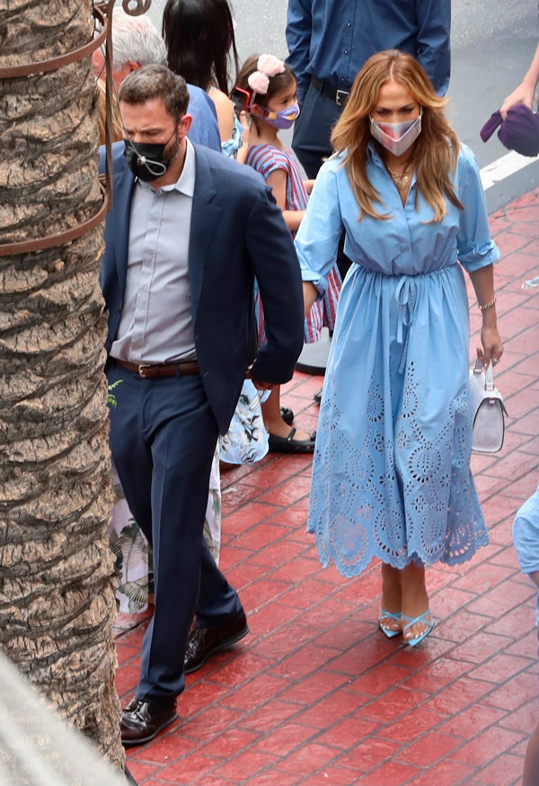 Дженнифер Лопес в синем платье и босоножках с тонкими ремешками