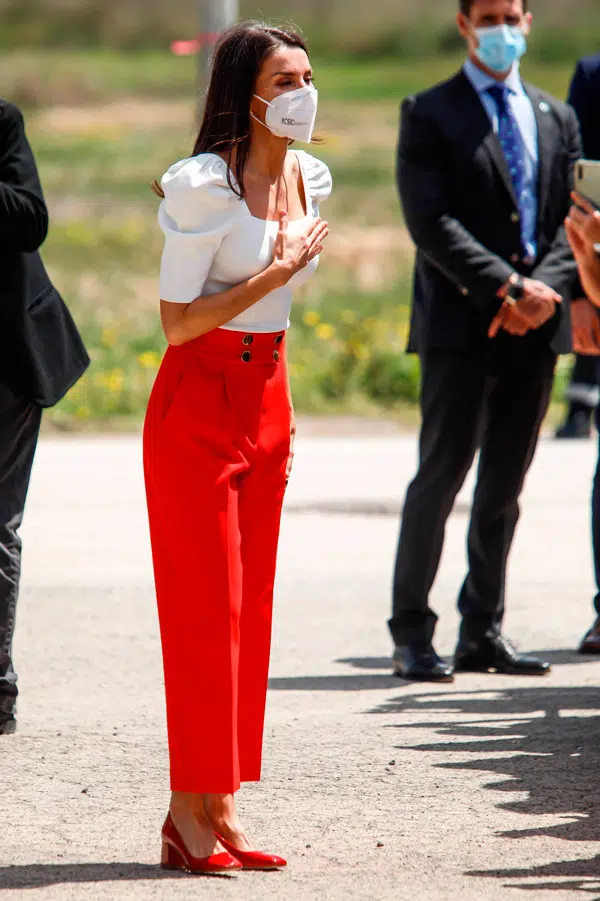 Королева Летиция в красных брюках и белой блузе
