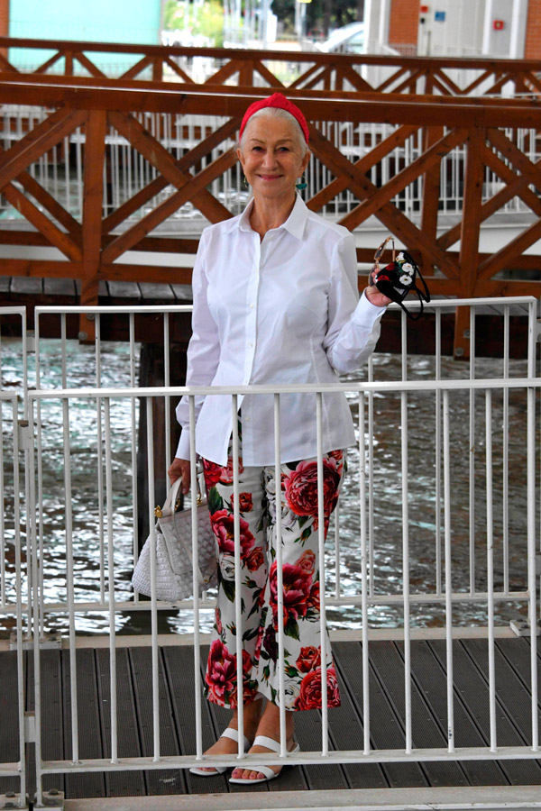Хелен Миррен в брюках с принтом и белой блузке