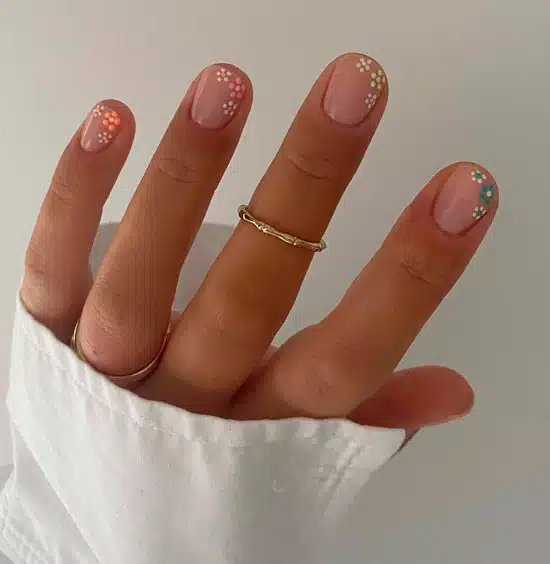 Мелкий цветочный маникюр на коротких натуральных ногтях