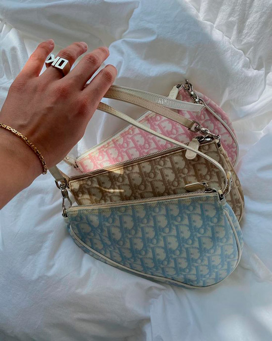 Небольшие светлые сумочки с логотипом Dior