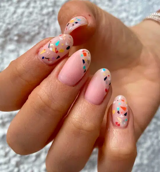 Маникюр с разноцветной мозаикой на овальных ногтях