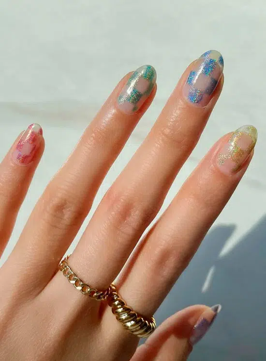 Разноцветные блестки на овальных ногтях