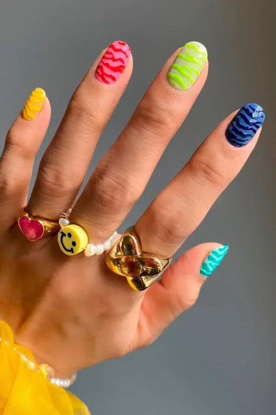 Разноцветный неоновый маникюр на овальных ногтях