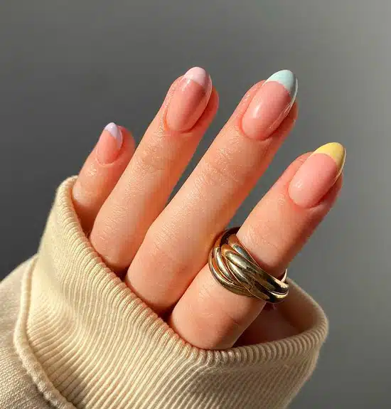 Разноцветный пастельный френч на овальных натуральных ногтях средней длины