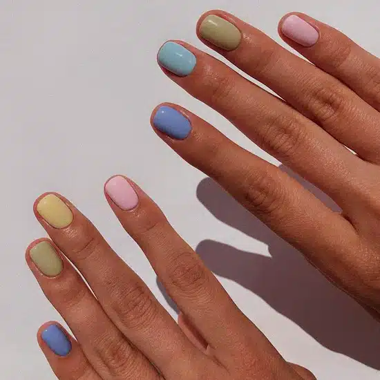 Разноцветный пастельный маникюр на коротких ногтях