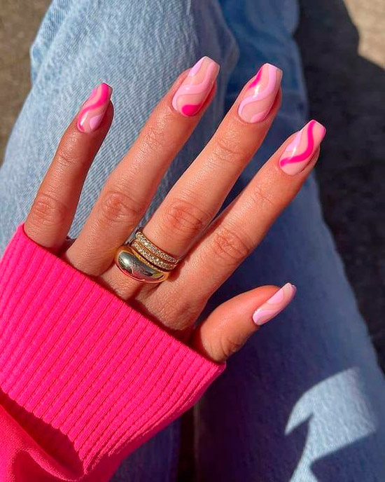 Розовый маникюр с волнистыми линиями на длинных акриловых ногтях