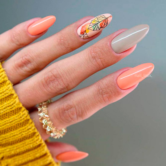 Серо персиковый маникюр с геометрическим принтом на длинных ногтях