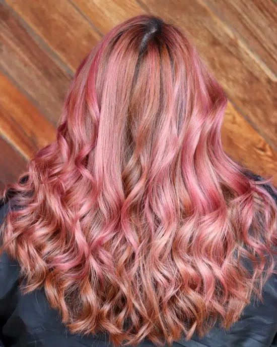 Светлые розовые волосы с локонами средней длины