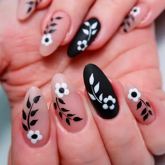 Цветочный черно белый маникюр с матовым покрытием на длинных овальных ногтях