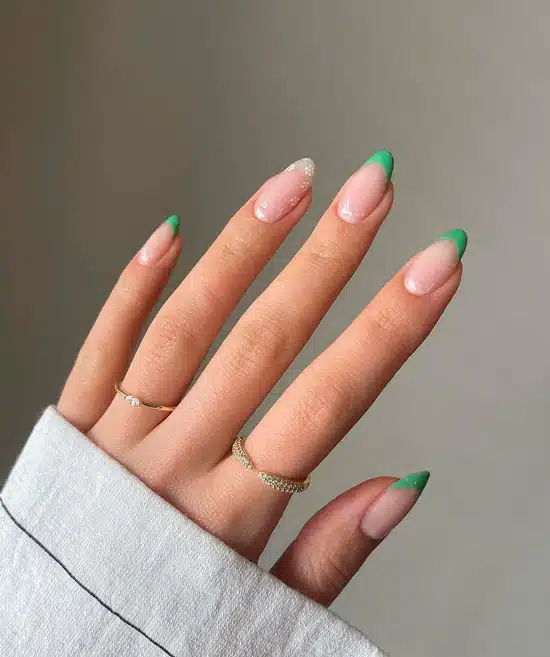 Зеленый френч с белыми ромашками на овальных ногтях