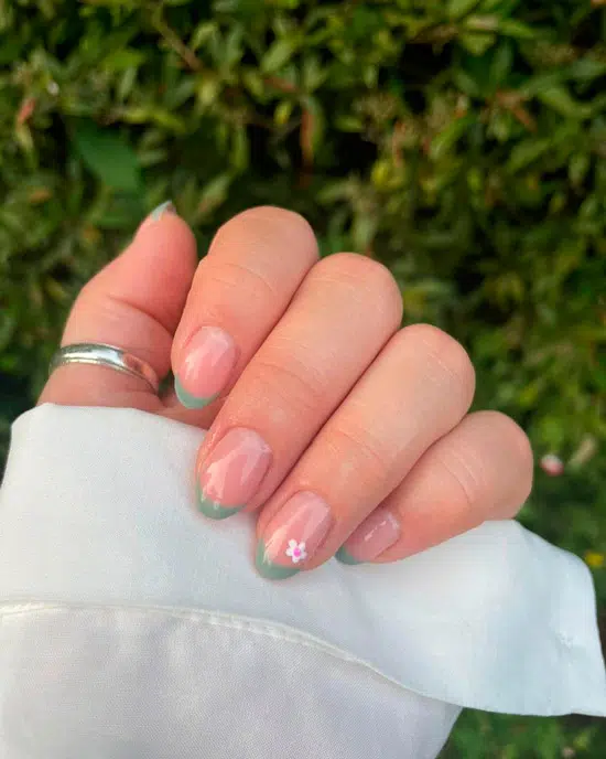Зеленый френч с цветочком на овальных натуральных ногтях
