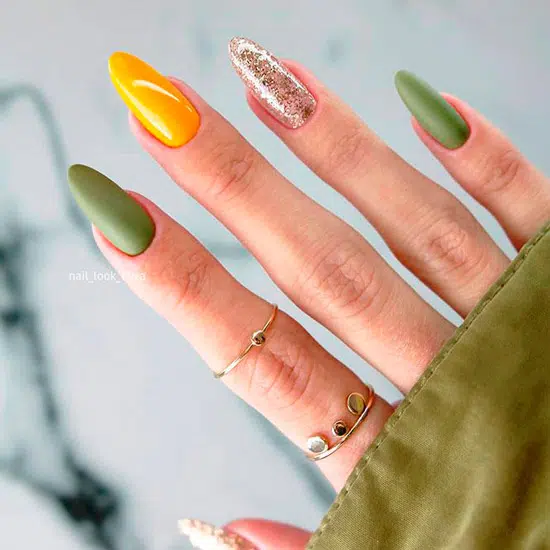 Зеленый матовый маникюр с блестками на длинных миндальных ногтях