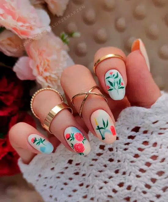 Красивая художественная роспись на овальных ногтях