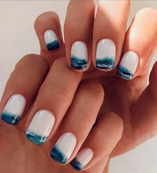 Красивый морской маникюр с синими волнами на квадратных ногтях средней длины