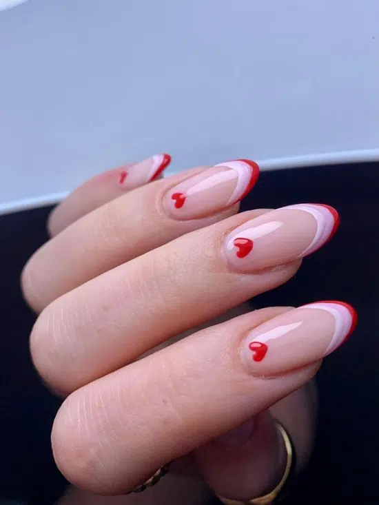 Красный френч на длинных миндальных ногтях