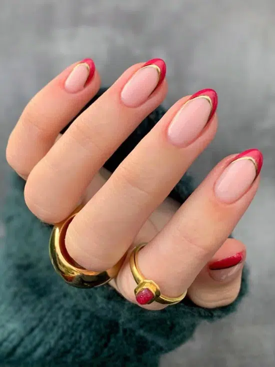 Красный френч с золотом на овальных ногтях средней длины