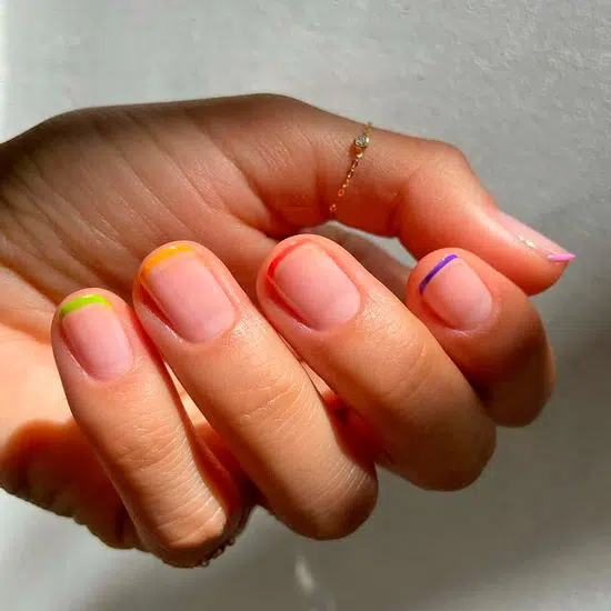 Разноцветный френч на коротких натуральных ногтях