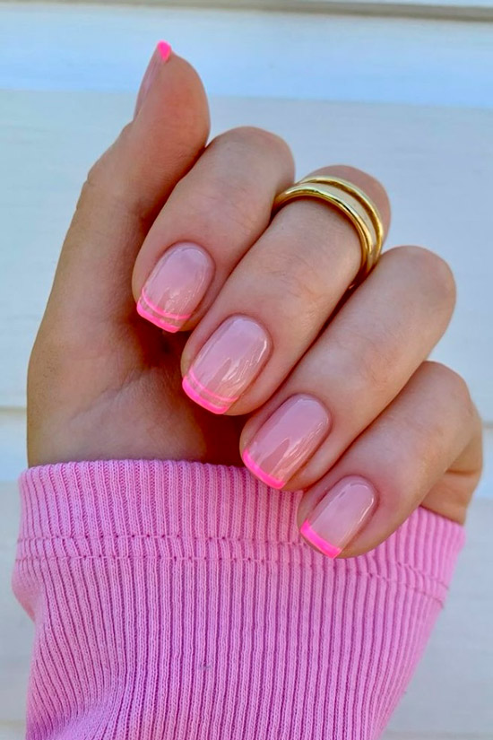 Розовый французский маникюр на коротких ногтях