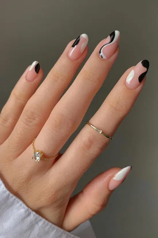 Абстрактный черный маникюр с волнистыми линиями на овальных ногтях