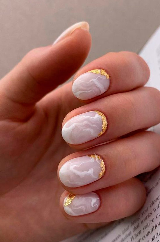 Белый мраморный маникюр с золотом на коротких овальных ногтях