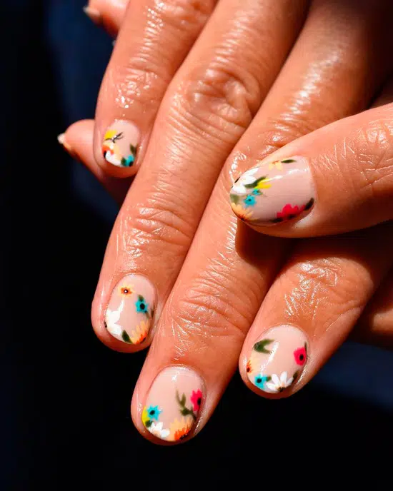 Бежевый маникюр с мелкими разноцветными цветами на коротких ногтях