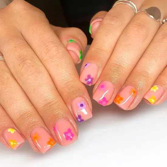 Бежевый маникюр с разноцветными цветами на квадратных ногтях