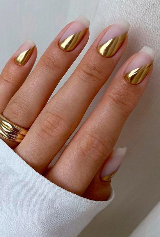 Диагональный дизайн золотого маникюра на длинных ногтях