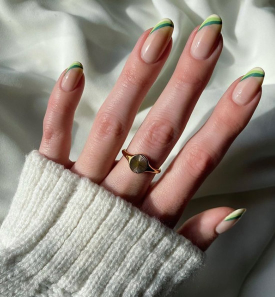 Диагональный зеленый френч на овальных ногтях